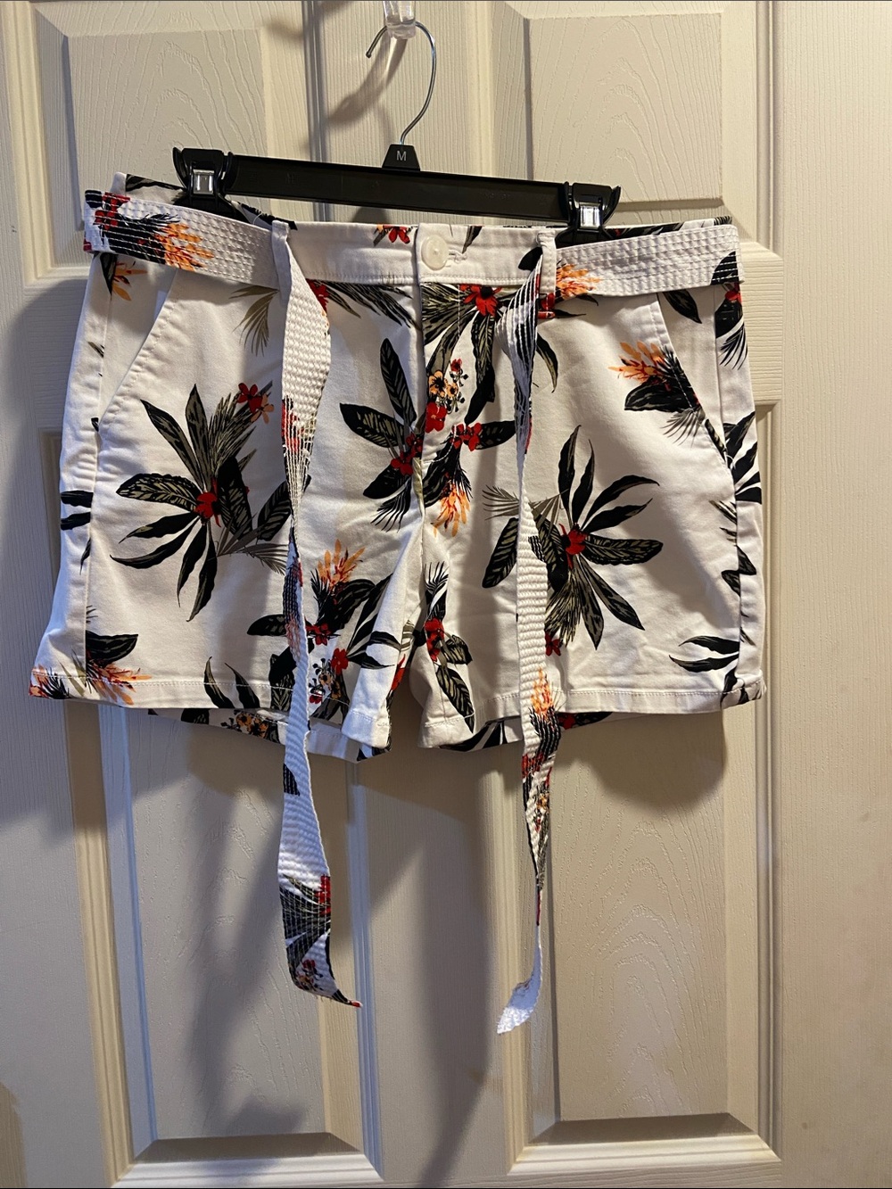 Liz Claiborne White Floral Tie-Belt Bermuda Shorts